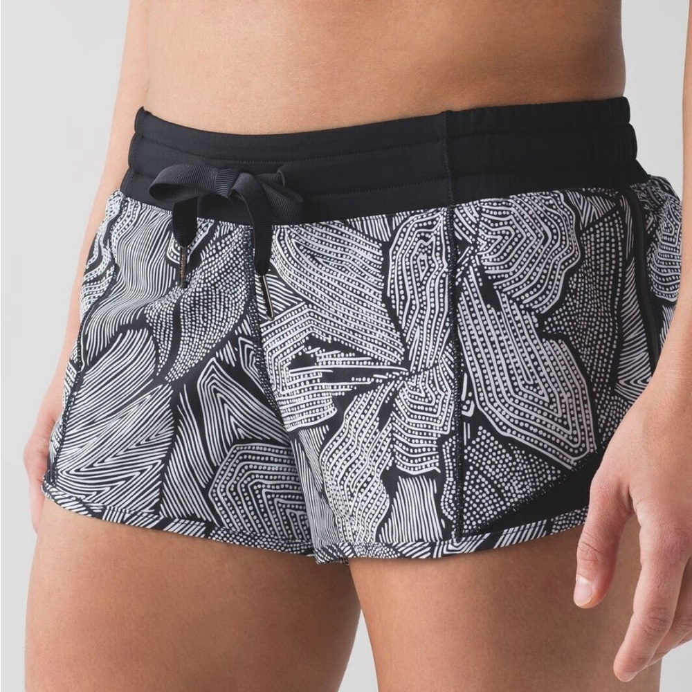Lululemon Hotty Hot Shorts 2.5” Dottie Tribe White Black Size 4